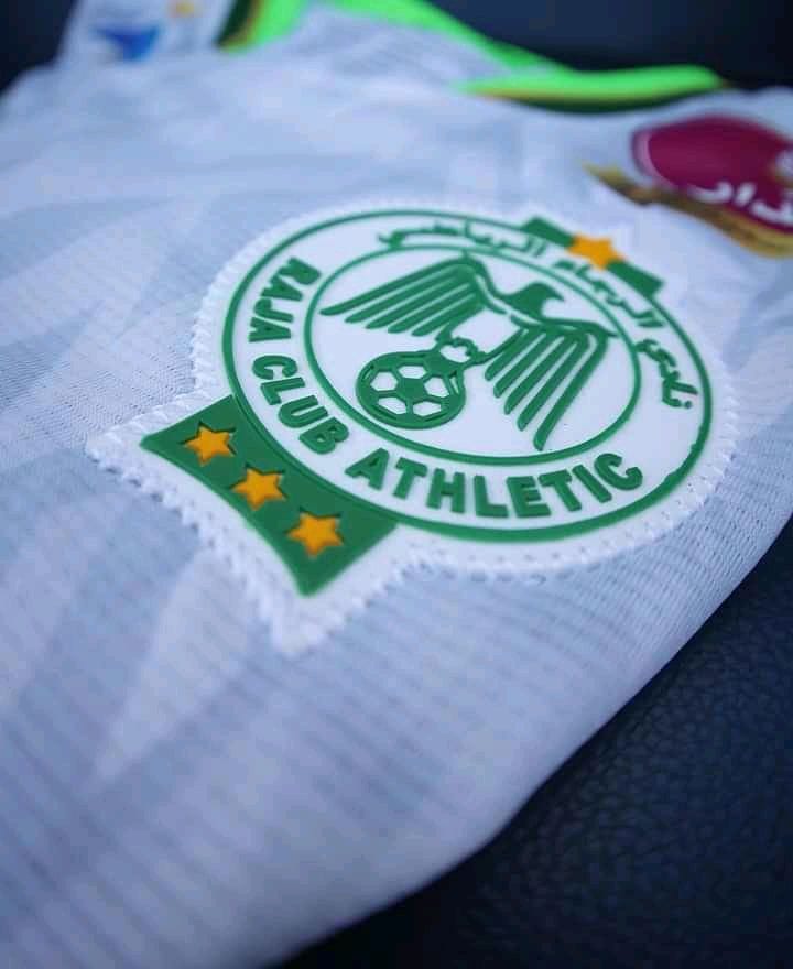 توقيع اتفاقية شراكة بين نادي الرجاء الرياضي وشركة مارسا ماروك لتعزيز الاستثمار في النادي.