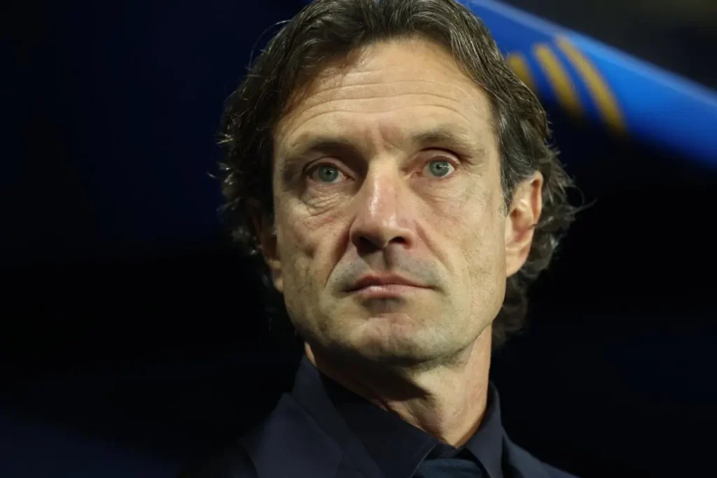 لوران بونادي خلال المؤتمر الصحفي لإعلان غياب رينار ولو سومير عن يورو 2025