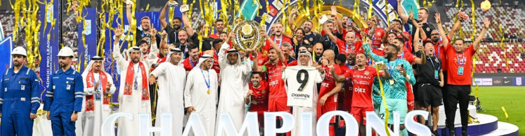 اعبو شباب الأهلي يحتفلون بالتتويج الرسمي بعد الفوز على الجزيرة في الجولة الأخيرة من دوري أدنوك.