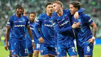 احتفال لاعبي تشيلسي بعد الفوز على ريال بيتيس في نهائي دوري المؤتمر الأوروبي 2025
