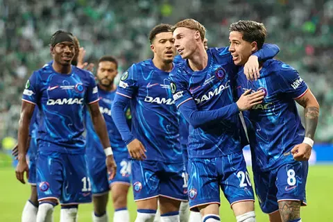 احتفال لاعبي تشيلسي بعد الفوز على ريال بيتيس في نهائي دوري المؤتمر الأوروبي 2025