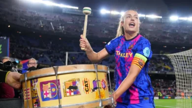 كيف أصبحت برشلونة ملكة أوروبا في كرة القدم النسائية ؟ 3 صورة لفريق برشلونة النسائي وهم يحتفلون برفع كأس دوري أبطال أوروبا.