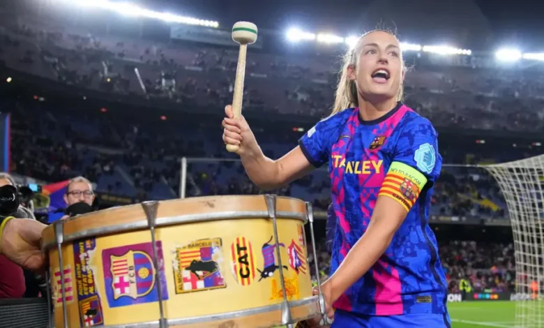 صورة لفريق برشلونة النسائي وهم يحتفلون برفع كأس دوري أبطال أوروبا.