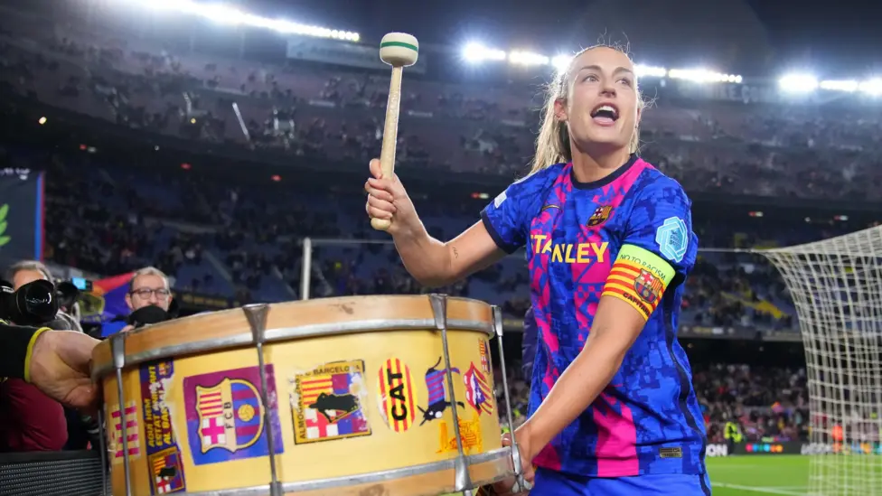 صورة لفريق برشلونة النسائي وهم يحتفلون برفع كأس دوري أبطال أوروبا.