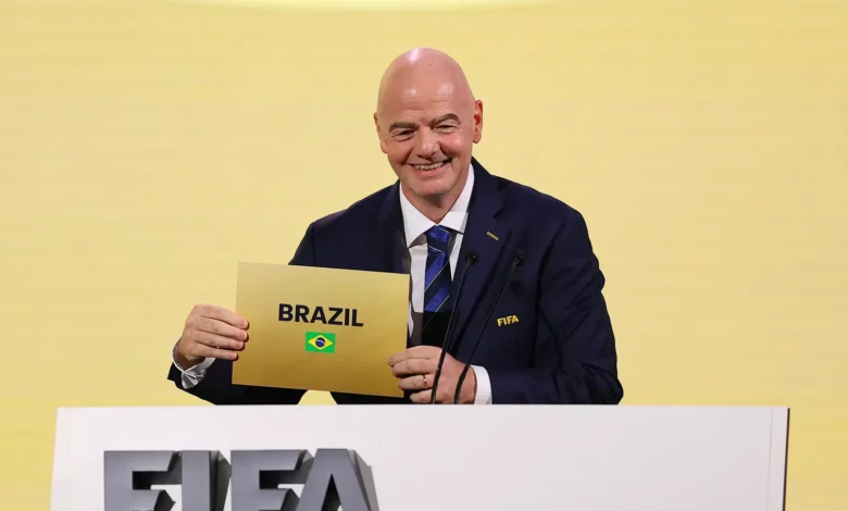 جياني إنفانتينو رئيس الفيفا يحمل ملف ترشيح البرازيل لتنظيم كأس العالم للسيدات 2027