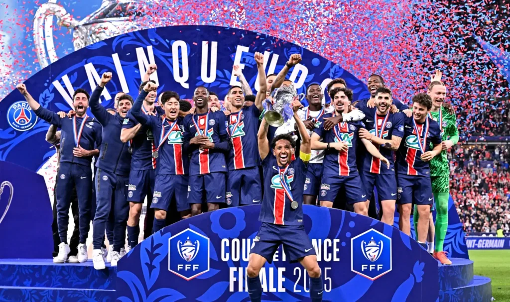 لاعبو باريس سان جيرمان يحتفلون بالتتويج بكأس فرنسا استعداداً لنهائي دوري الأبطال