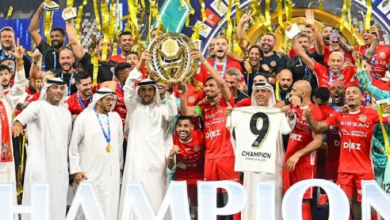 شباب الأهلي يتوج باللقب الخامس في عصر الاحتراف بعد 19 جولة في الصدارة 1 اعبو شباب الأهلي يحتفلون بالتتويج الرسمي بعد الفوز على الجزيرة في الجولة الأخيرة من دوري أدنوك.