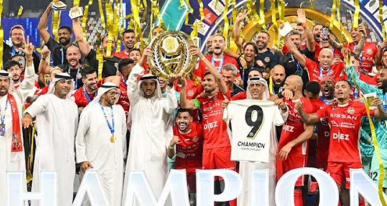 اعبو شباب الأهلي يحتفلون بالتتويج الرسمي بعد الفوز على الجزيرة في الجولة الأخيرة من دوري أدنوك.