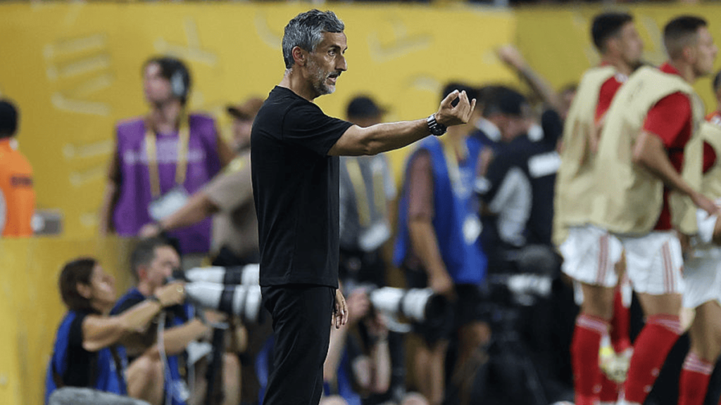 المدرب خوسيه ريفييرو يوجه لاعبي الأهلي من على الخط خلال مباراة بالميراس