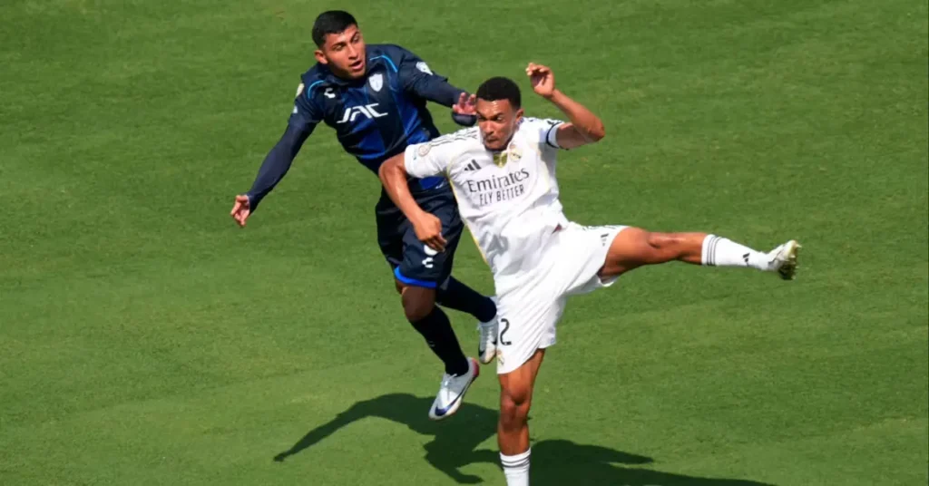 ترينت ألكسندر-أرنولد في مباراة ريال مدريد ضد باتشوكا