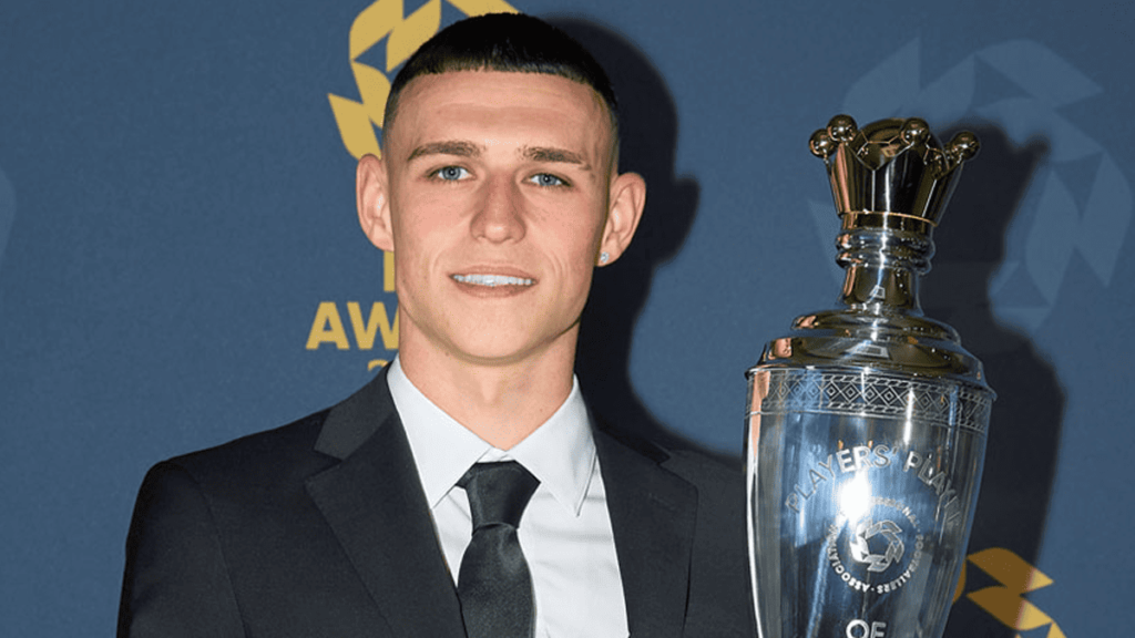 فيل فودين نجم مانشستر سيتي خلال احتفاله في مباراة بالدوري الإنجليزي