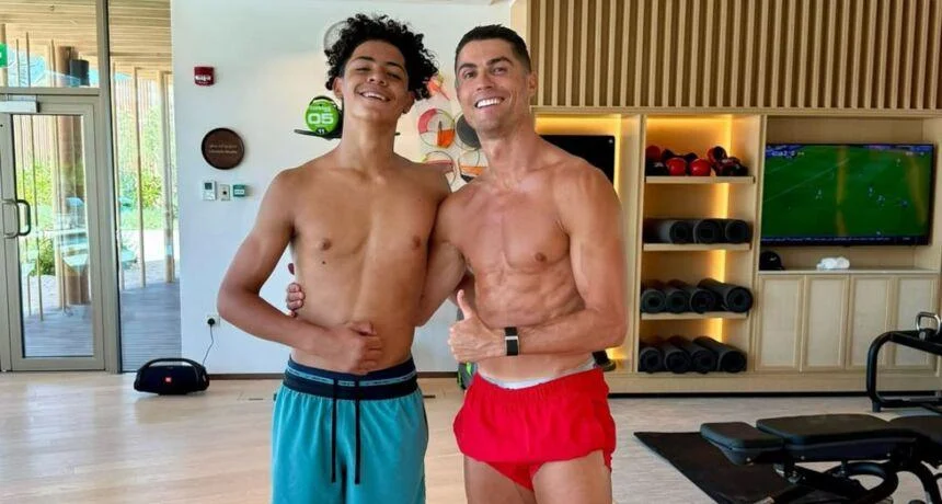 كريستيانو رونالدو وابنه جونيور يستعرضان لياقتهما البدنية أمام الكاميرا