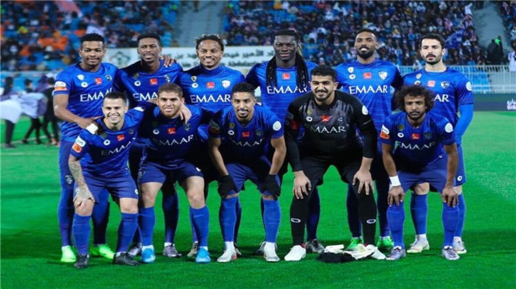 عبو نادي الهلال السعودي يصطفون قبل بداية المباراة