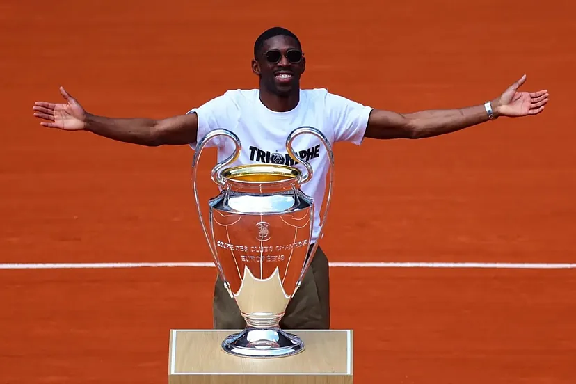 فرنسا تطلق حملة لدعم أوسمان ديمبلي للفوز بالكرة الذهبية 1 أوسمان ديمبلي يحمل كأس دوري أبطال أوروبا في ملعب رولان غاروس