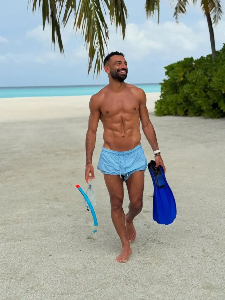 محمد صلاح يتدرب في صالة رياضية خلال عطلته الصيفية