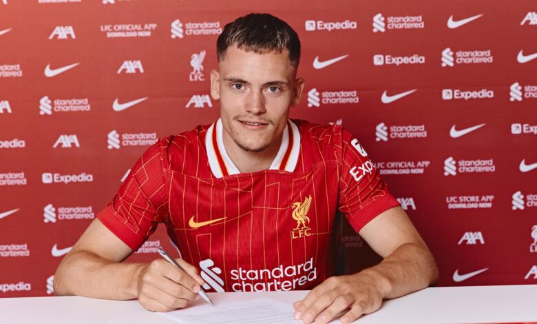 فلوريان فيرتس يحمل قميص ليفربول بعد التوقيع الرسمي