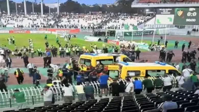 احتفالات مولودية الجزائر تتحول إلى مأساة بعد انهيار حاجز في المدرجات 1 جماهير مولودية الجزائر في ملعب 5 جويلية لحظة الانهيار