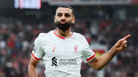 محمد صلاح خلال احتفاله بهدف مع ليفربول في الدوري الإنجليزي