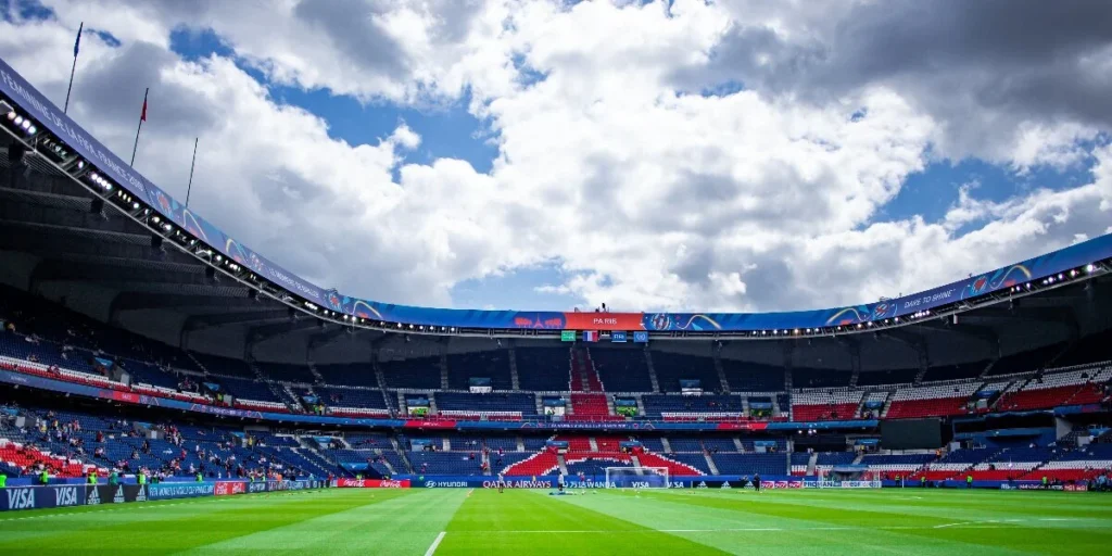 منظر داخلي لملعب بارك دي برانس، ملعب باريس سان جيرمان