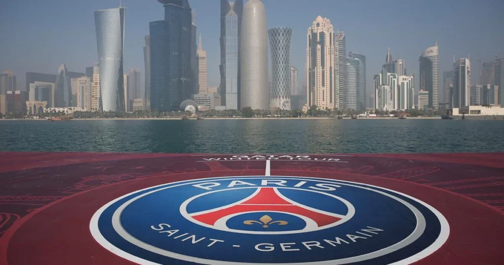 أفق مدينة الدوحة في قطر مع شعار نادي باريس سان جيرمان
