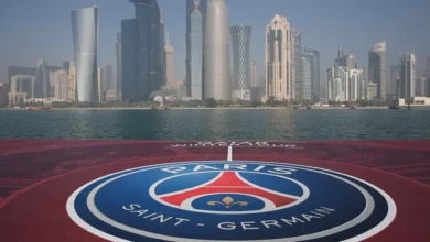 أفق مدينة الدوحة في قطر مع شعار نادي باريس سان جيرمان