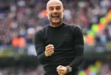 كيف حوّل بيب جوارديولا مانشستر سيتي إلى قوة عالمية في كرة القدم 15 بيب جوارديولا يدير مباراة لفريق مانشستر سيتي