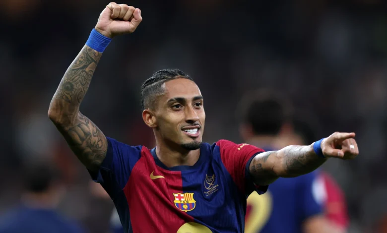 رافينيا يحتفل بهدف بقميص برشلونة وسط أنباء عن رحيله