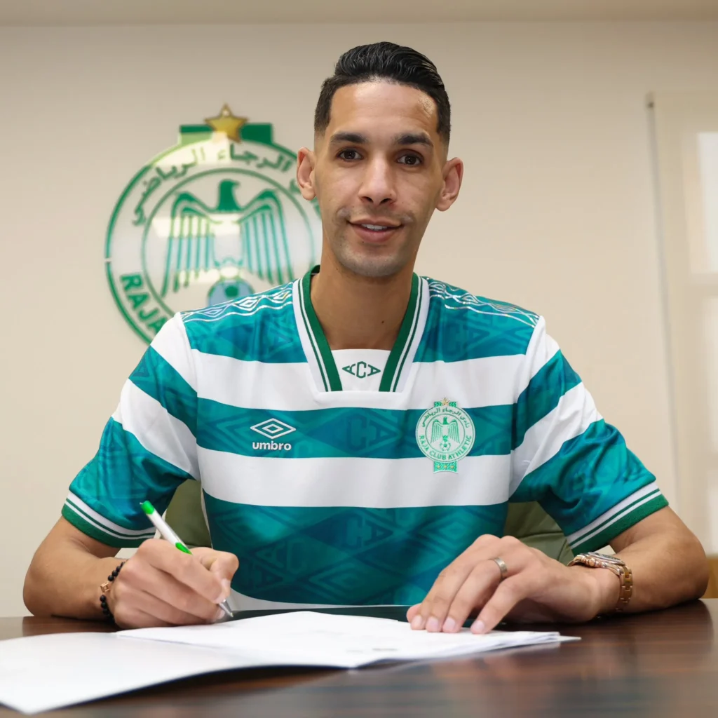 بدر بانون بقميص الرجاء البيضاوي يحتفل بعودته إلى النادي بعد احتراف خارجي طويل.