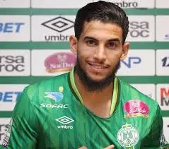 صابر بوگرين لاعب الرجاء الرياضي خلال مباراة في البطولة الوطنية