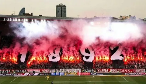 جماهير سلافيا براغ التشيكي يشعلون المدرجات بأجواء حماسية وتصنيفهم الأول عالميًا