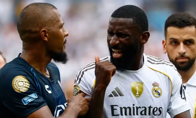 الحكم يستخدم إشارة الصليب لمكافحة العنصرية في مباراة ريال مدريد وباتشوكا