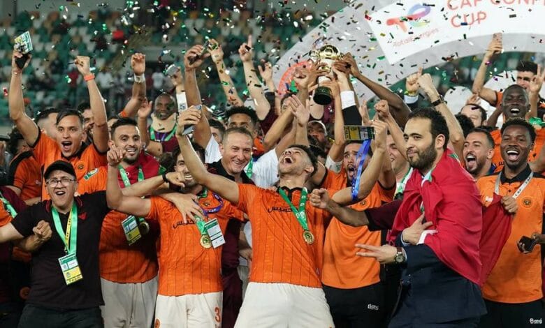 لاعبو النهضة البركانية يحتفلون بتحقيق لقب كأس الكونفدرالية الإفريقية