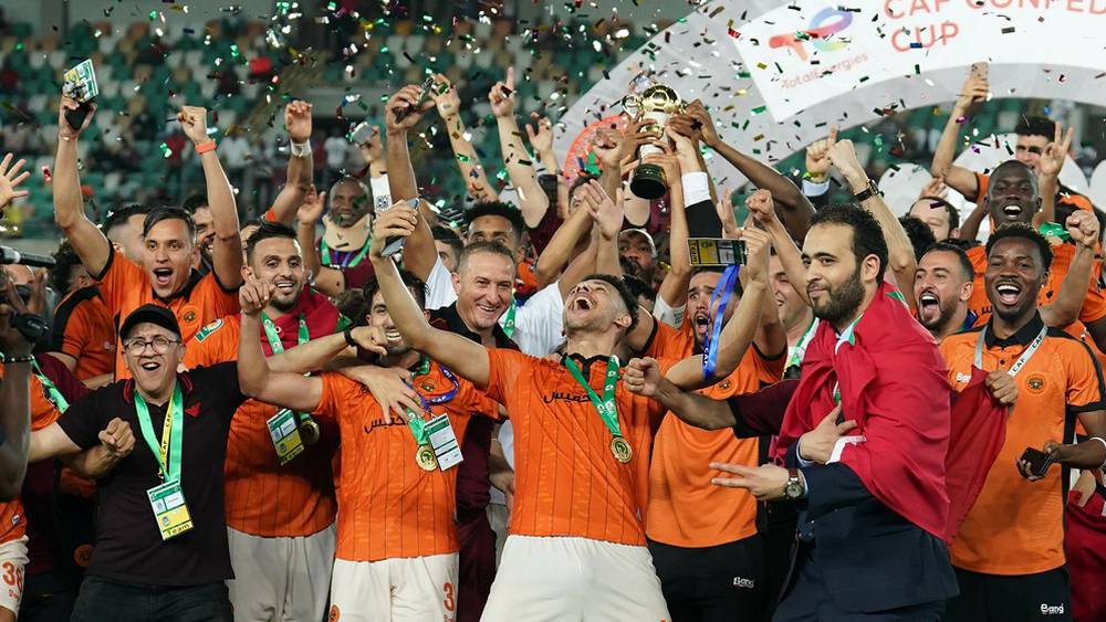 لاعبو النهضة البركانية يحتفلون بتحقيق لقب كأس الكونفدرالية الإفريقية