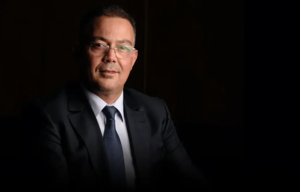 فوزي لقجع رئيس الجامعة الملكية المغربية لكرة القدم يتحدث خلال مؤتمر صحفي