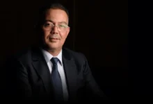 فوزي لقجع رئيس الجامعة الملكية المغربية لكرة القدم يتحدث خلال مؤتمر صحفي