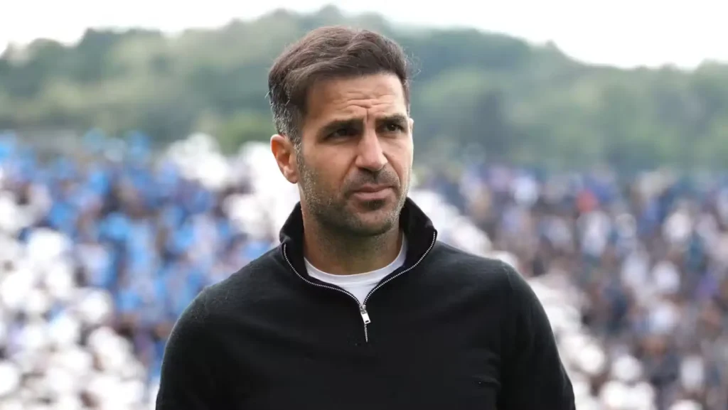 سيسك فابريغاس مدرب نادي كومو خلال مباراة في الدوري الإيطالي