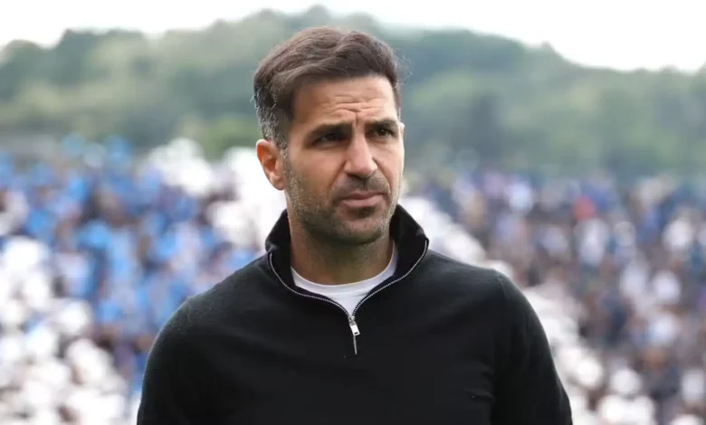 سيسك فابريغاس مدرب نادي كومو خلال مباراة في الدوري الإيطالي
