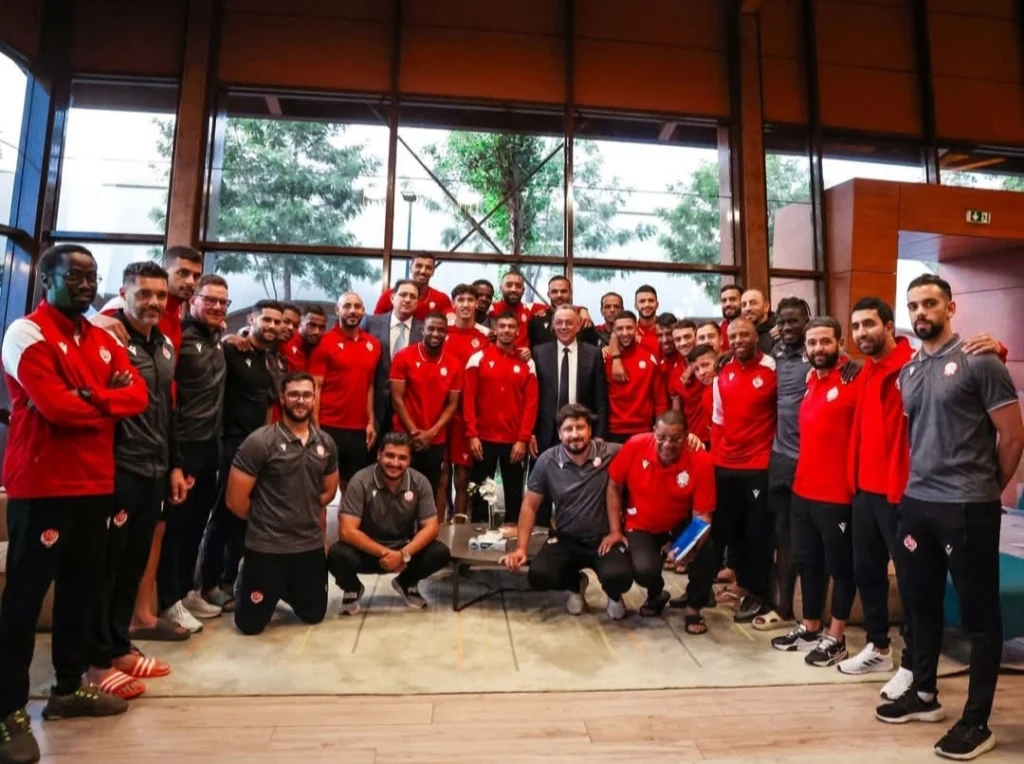 زيارة رئيس الجامعة الملكية المغربية لكرة القدم السيد فوزي لقجع لنادي الوداد الرياضي 1 ئيس الجامعة الملكية المغربية لكرة القدم فوزي لقجع مع لاعبي الوداد الرياضي في مركب محمد السادس