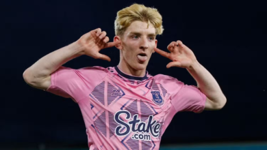 أنطوني غوردون جناح نيوكاسل يونايتد خلال مباراة في الدوري الإنجليزي الممتاز موسم 2024-2025