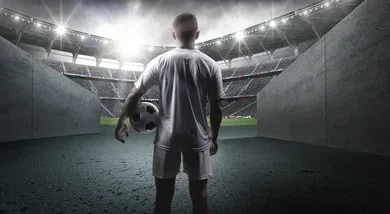 التحقيق في كواليس Transfermarkt : موقع التقييمات الذي أصبح مرجعًا في سوق الانتقالات سنة 2025 8 موظف متطوع من موقع Transfermarkt يقوم بتحديث بيانات لاعب في البوندسليغا