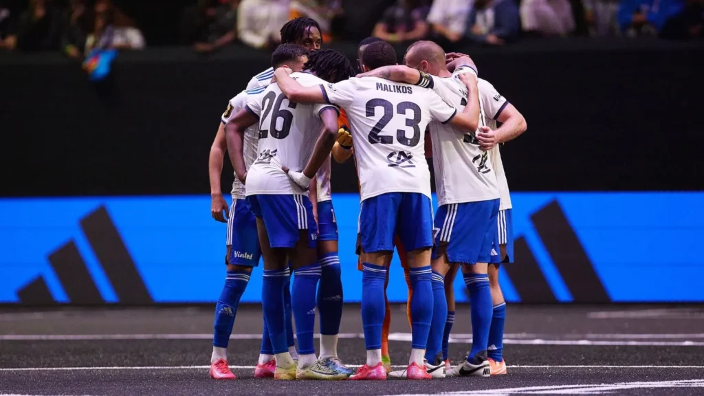 اليوم الثاني من كأس ملوك الأندية باريس 2025 1 فريق من بطولة كأس ملوك الأندية يستعد للدخول إلى ملعب كوبرا أرينا في باريس 2025