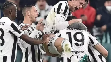 كيف تستعد يوفنتوس للعودة إلى القمة ؟ 15 صورة لفريق يوفنتوس يتجمع في دائرة قبل بدء مباراة في الدوري الإيطالي.