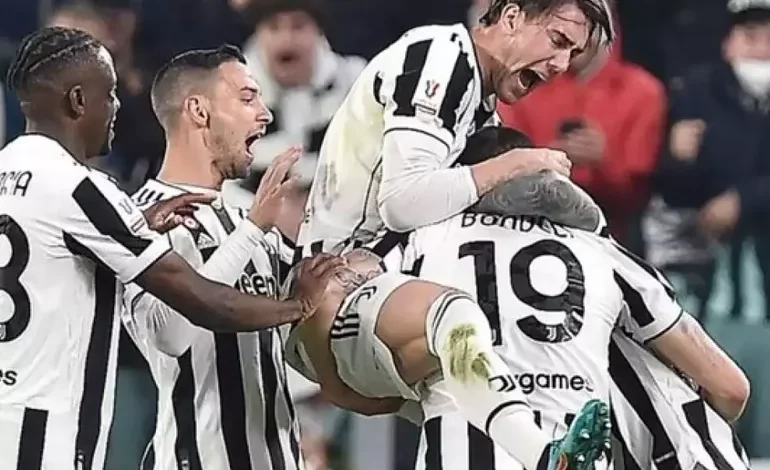 صورة لفريق يوفنتوس يتجمع في دائرة قبل بدء مباراة في الدوري الإيطالي.