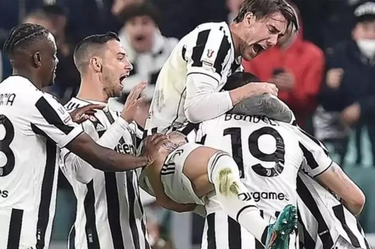 صورة لفريق يوفنتوس يتجمع في دائرة قبل بدء مباراة في الدوري الإيطالي.