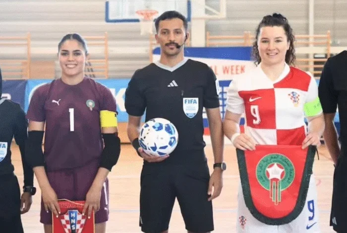 لاعبات منتخب المغرب لكرة القدم داخل القاعة يحتفلن بالفوز على كرواتيا
