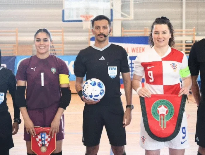 لاعبات منتخب المغرب لكرة القدم داخل القاعة يحتفلن بالفوز على كرواتيا