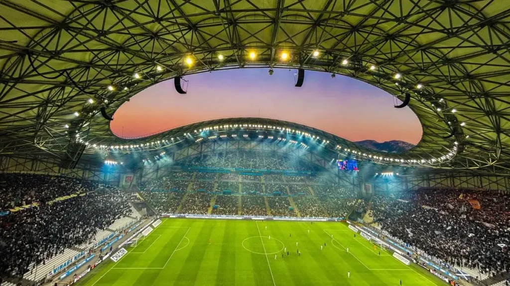 آخر أخبار الميركاتو الصيفي : شيركي إلى مانشستر سيتي ودي بروين يقترب من نابولي 1 ملعب كرة قدم أوروبي حديث في أجواء صيفية