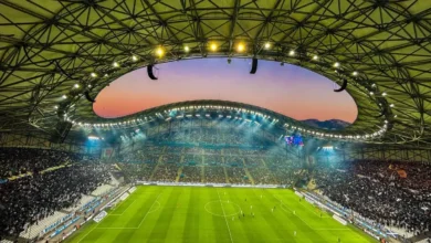 ملعب كرة قدم أوروبي حديث في أجواء صيفية