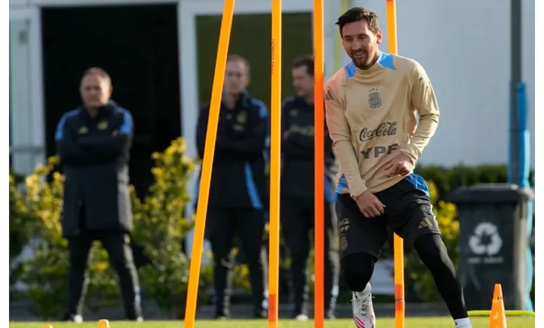 النجم الأرجنتيني ليونيل ميسي يحضر حصة تدريبية قبل مباراة تشيلي في تصفيات كأس العالم 2026 ضد تشيلي، في الاتحاد الأرجنتيني لكرة القدم في بوينس آيرس.