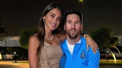 من هي أنتونيلا روكوزو زوجة ليونيل ميسي 1 أنتونيلا روكوزو تقف بجانب زوجها ليونيل ميسي
